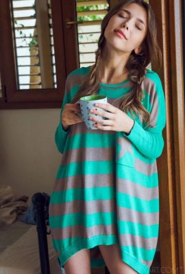 ミラ・アズール (写真 91 枚) は片手にコーヒーを持ち、もう一方の手をパンティーの中に挿入している美しい女性です。