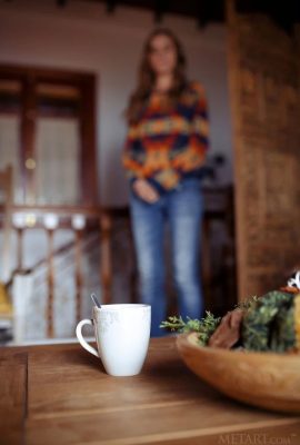 コーヒーを飲む美人のグレイシーさん（写真122枚）