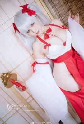 「アズールレーン」素晴らしいセクシーな巨乳巫女衣装のコスプレ写真[CN：ああバンは今日とても幸せです]（8枚）