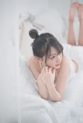 Zhou Ji はかわいいウサギ – 白いパジャマ (写真 20 枚)