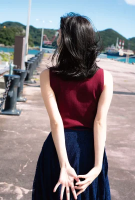 【菜月ゆな】隣の女の子は色白で胸も綺麗でとても目を引く写真です（写真30枚）