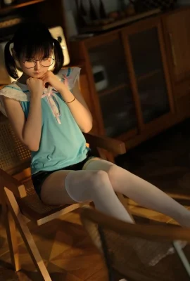 アニメブロガーYoung Shui Lingyiあなたのエレクトロニックガールフレンドのテーマセクシーなトップデニムショーツと小さな体の誘惑を示す白いストッキングを示す写真35p