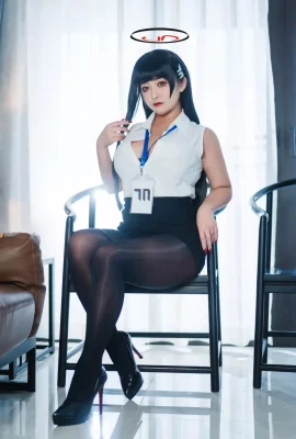 アニメブロガーluo li美しい少女サマブルーファイルli yinテーマセクシーな白いトップブラックショートスカートは、彼女のお尻と美しい足を披露する超薄い黒いシルクを明らかにします…
